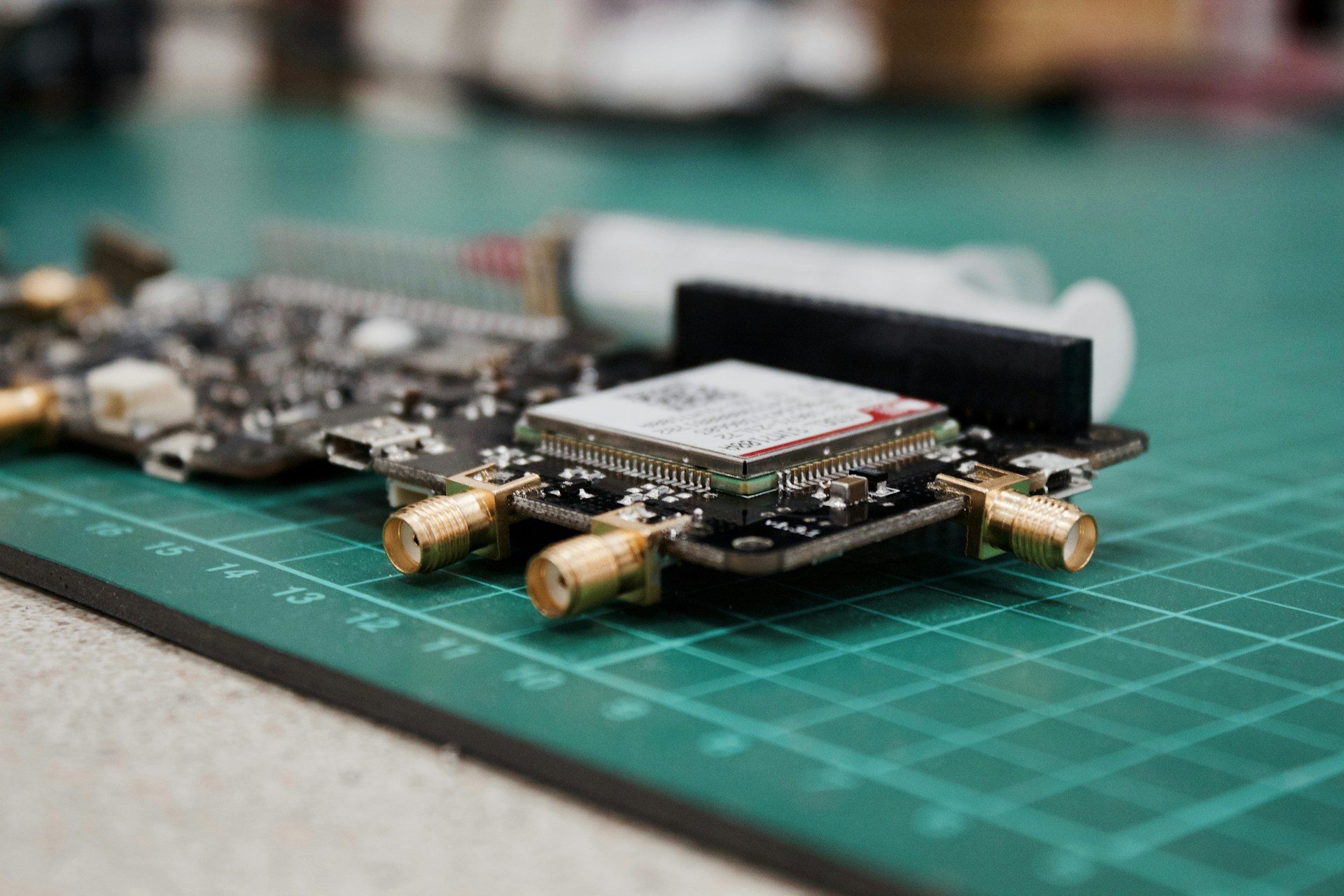 Carte électronique d'un objet connecté conçu par AirNodes, bureau d'études IoT à Annecy
