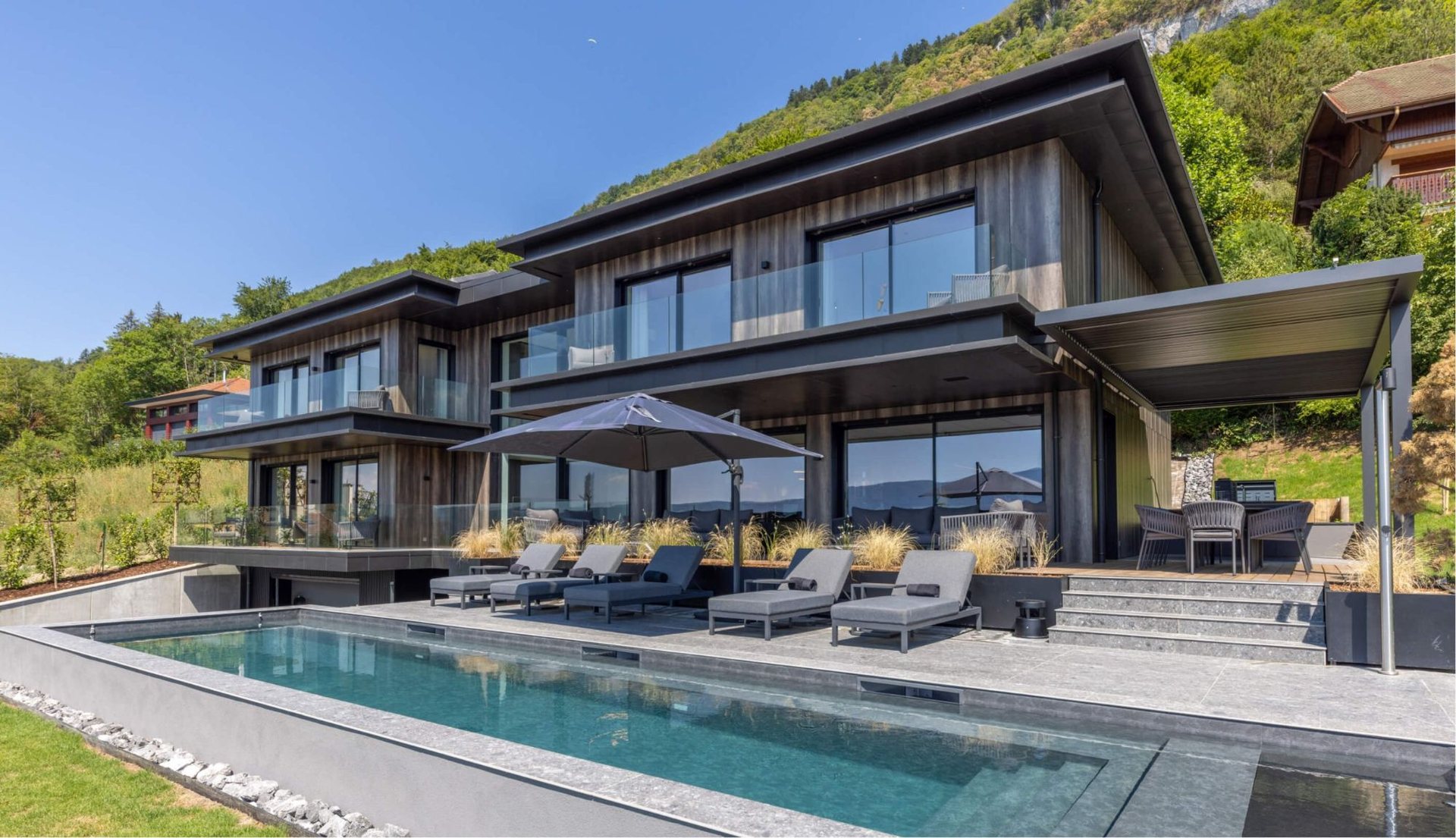 Façade et piscine de la Villa Tomar, villa de luxe en location à Talloires au bord du lac d'Annecy